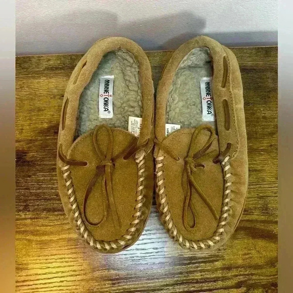 Minnetonka Moccasin Slippers Leather Upper Hard Sole Faux Fur Lining Kids Size 1 - Picture 1 of 5